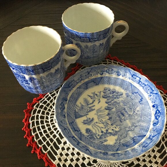 Royal Sutherland England Two Delft Blue Porcelain Cups and Biscuit Plate - Picture 4 of 14
